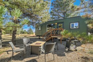 Terrace/patio - Prairie Retreat|Mountain Getaway Tiny Home|Grill (Larkspur)