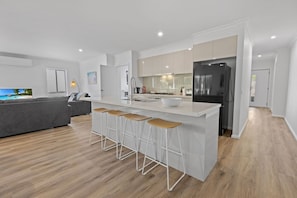 Fridge, microwave, oven, stovetop - Sanctuary - Ideal escape for those seeking a serene getaway (Lakes Entrance)