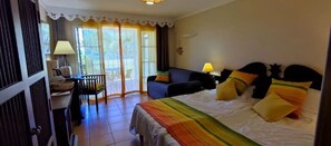 1 slaapkamer, een kluis op de kamer, een bureau, reisbedje