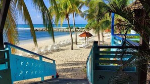 On the beach, sun loungers - Studio vue mer Gwada ds Village Vacances Ste Anne (Sainte-Anne)