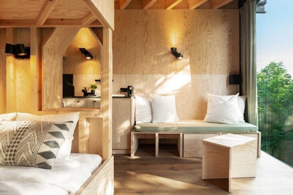 Hutstuf - The Owl & private rooftop sauna\n\n