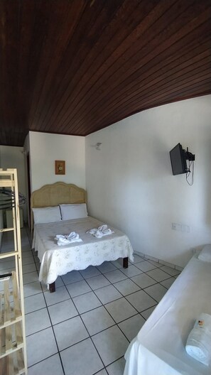 1 bedroom, desk, free WiFi, bed sheets - Pousada Tropicália Tranquilid. Beira Mar (Santa Cruz Cabralia)