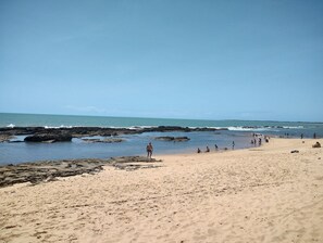 Ubicación a pie de playa, arena blanca, sombrillas y toallas de playa