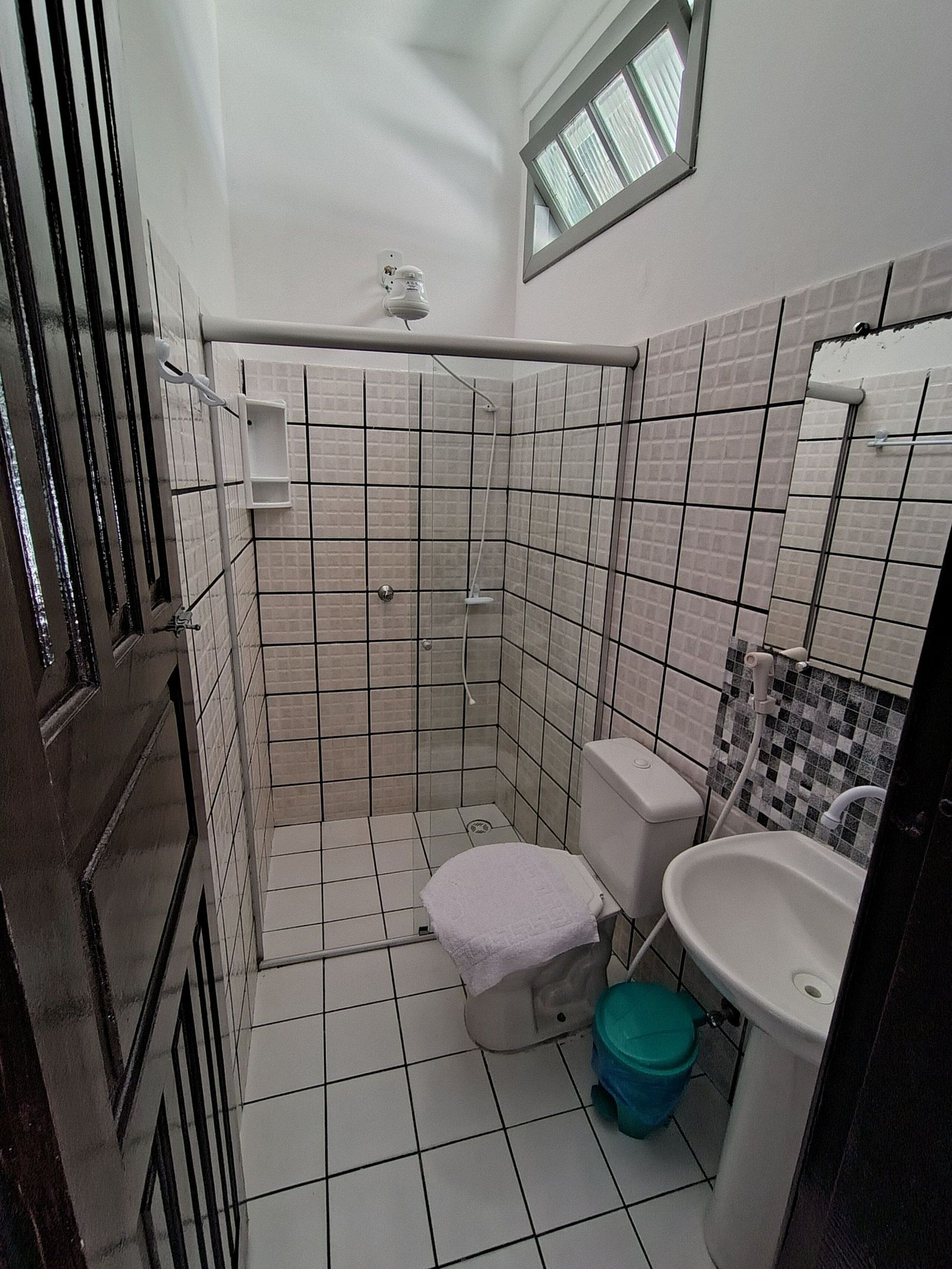 Habitación triple Confort | Baño | Regadera, toallas, jabón 