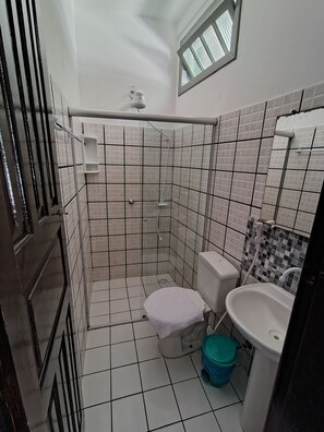 Triple Room | Bathroom | Shower, towels - Pousada Tropicália Tranquilid. Beira Mar (Santa Cruz Cabralia)