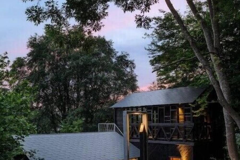 Hutstuf - The Fox & private rooftop sauna\n\n