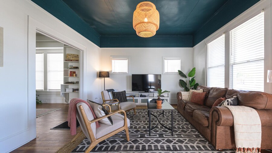 Restored 1930s Uptown Bungalow 2 min to Magnolia Silos