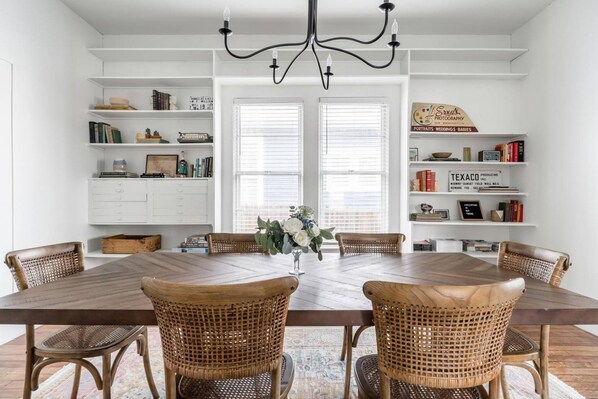 House | 2 bedrooms, iron/ironing board, Internet - Restored 1930s Uptown Bungalow 2 min to Magnolia Silos (Waco)