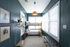 House | 2 bedrooms, iron/ironing board, Internet - Restored 1930s Uptown Bungalow 2 min to Magnolia Silos (Waco)