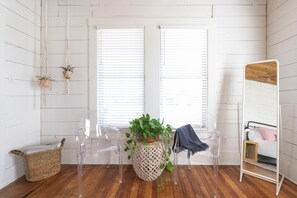 House | 2 bedrooms, iron/ironing board, Internet - Restored 1930s Uptown Bungalow 2 min to Magnolia Silos (Waco)