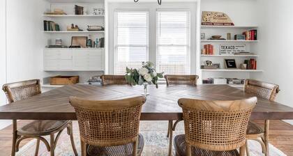 Restored 1930s Uptown Bungalow 2 min to Magnolia Silos