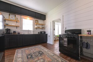 House | 2 bedrooms, iron/ironing board, Internet