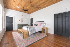 House | 2 bedrooms, iron/ironing board, Internet - Restored 1930s Uptown Bungalow 2 min to Magnolia Silos (Waco)