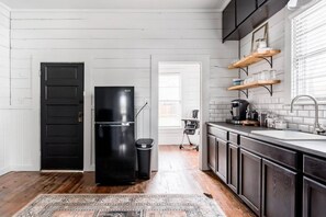 House | 2 bedrooms, iron/ironing board, Internet - Restored 1930s Uptown Bungalow 2 min to Magnolia Silos (Waco)