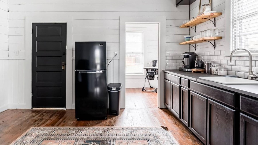 Restored 1930s Uptown Bungalow 2 min to Magnolia Silos