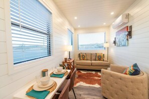 1 bedroom, iron/ironing board, Internet - New Southwest Shipping Container-in Alpine (Alpine)