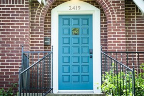 Apartment | 2 bedrooms, iron/ironing board, Internet - Newly Updated Cozy 1927 Uptown Tudor 4 min to Magnolia (Waco)