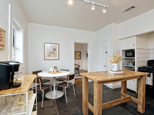 Newly Updated Cozy 1927 Uptown Tudor 4 min to Magnolia