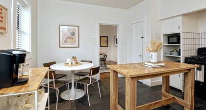 Newly Updated Cozy 1927 Uptown Tudor 4 min to Magnolia