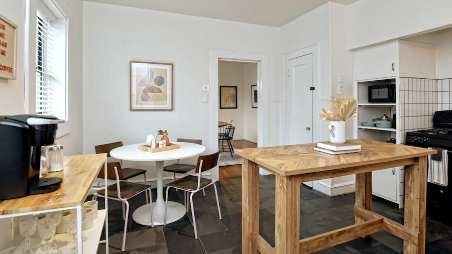 Newly Updated Cozy 1927 Uptown Tudor 4 min to Magnolia