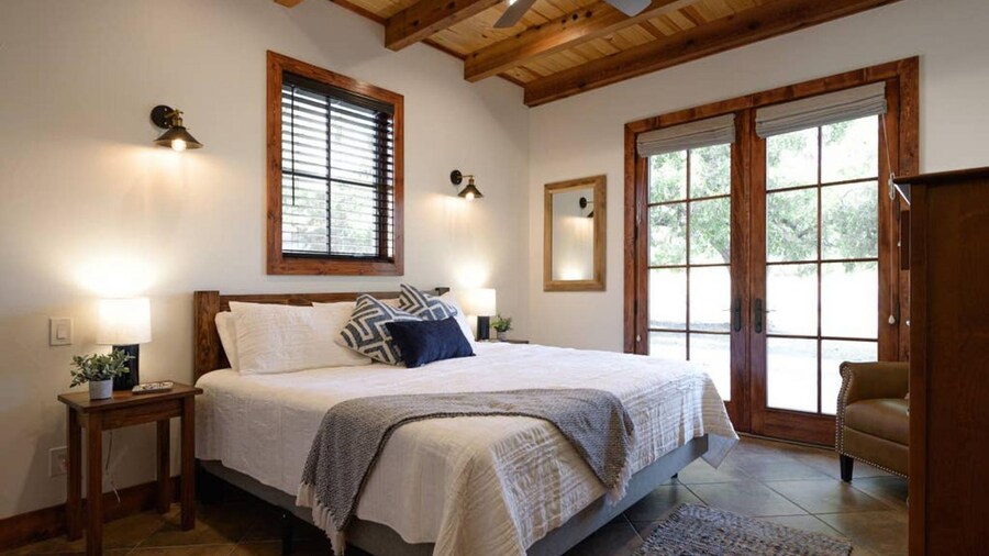 Little Dutch Cabin 102-12 min to Magnolia-baylor