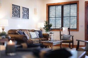 House | 1 bedroom, Internet - Little Dutch Cabin 102-12 min to Magnolia-baylor (Waco)