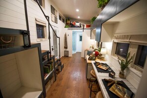 1 bedroom, Internet - Montana Escape Tiny House in Waco 12 min to Magnolia and Baylor (Waco)