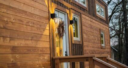 Montana Escape Tiny House in Waco 12 min to Magnolia and Baylor
