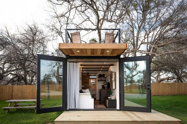 Apartment - The Classic Tiny Cargohome 12 min to Magnolia Silos Baylor (Waco)