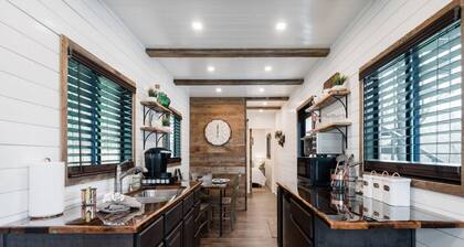 The Oaks Helm Model Container Home 12 min to Magnolia Market