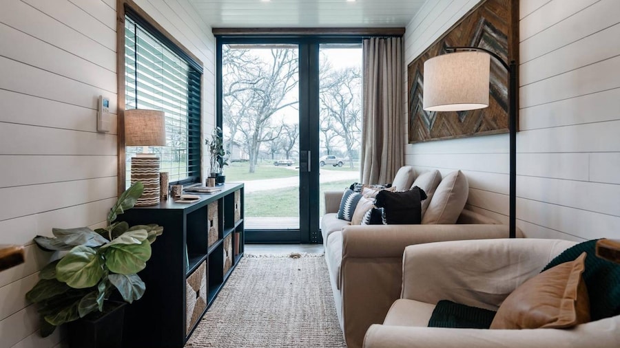 The Oaks Helm Model Container Home 12 min to Magnolia Market