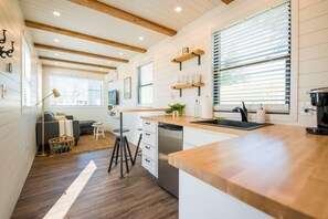 House - Pecan Grove Container Tiny Home Country Setting 12 min to Baylor Magnolia (Waco)