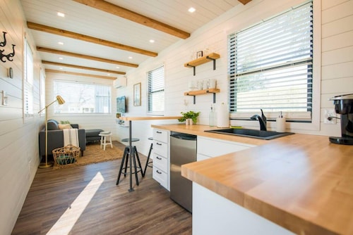 Pecan Grove Container Tiny Home Country Setting 12 min to Baylor Magnolia