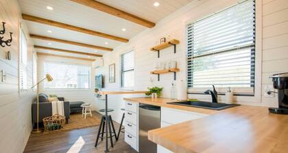 Pecan Grove Container Tiny Home Country Setting 12 min to Baylor Magnolia