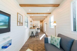 House | 1 bedroom, Internet - Pecan Grove Container Tiny Home Country Setting 12 min to Baylor Magnolia (Waco)