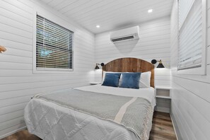 House - Pecan Grove Container Tiny Home Country Setting 12 min to Baylor Magnolia (Waco)