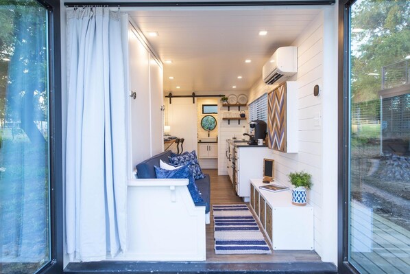 House - The Bluebonnet- Container Home Country Setting Near Waco Attractions (Waco)