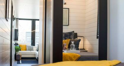 The Zephyr Tiny Container Home 12 min to Downtown Waco