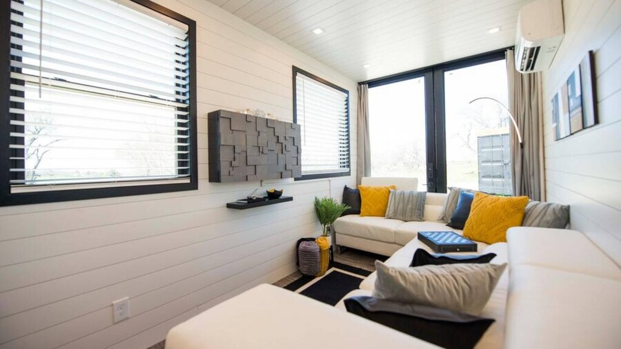 The Zephyr Tiny Container Home 12 min to Downtown Waco