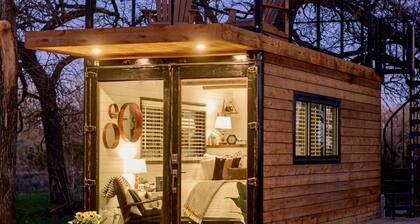 The Strazza House Tiny Container Home 12 min to Magnolia Silos Baylor Downtown