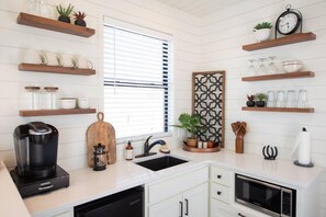 House | 1 bedroom, iron/ironing board, Internet - New Longhorn Stunning Container Home-in Alpine (Alpine)