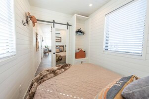 1 habitación, tabla de planchar con plancha y acceso a internet 