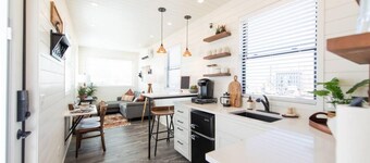 New Longhorn Stunning Container Home-in Alpine