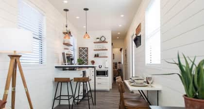 New Longhorn Stunning Container Home-in Alpine