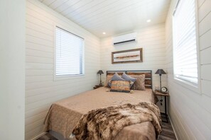 1 bedroom, iron/ironing board, Internet - New Longhorn Stunning Container Home-in Alpine (Alpine)