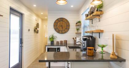 The Woods- Container Tiny House 12 min to Magnolia Baylor Downtown