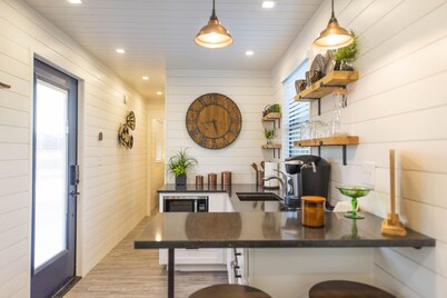 The Woods- Container Tiny House 12 min to Magnolia Baylor Downtown