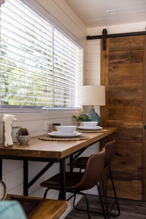 1 habitación, tabla de planchar con plancha y acceso a internet 