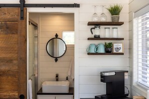 House | 1 bedroom, iron/ironing board, Internet - New The Desert Escape-cozy Container Home (Fredericksburg)