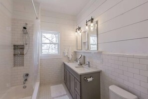 House | 5 bedrooms, Internet, bed sheets - New White On Columbus Family Gathering Place (Waco)